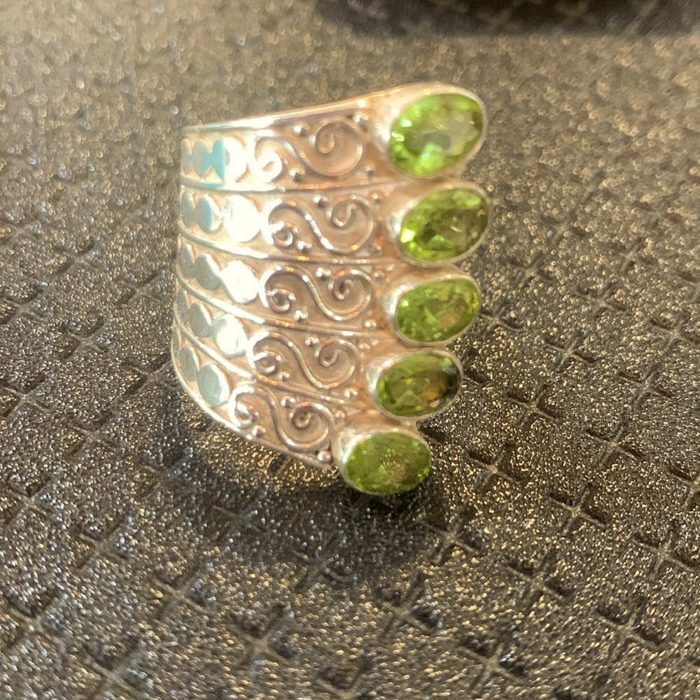 Peridot ring 5 stones 4.1 CT’s size 8